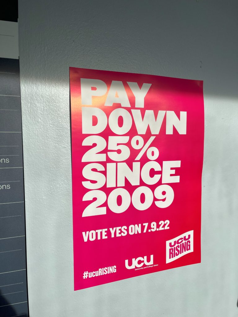 UCUによるフライヤー。濃いピンクのバックグラウンドに白字で"PAY DOWN 25% SINCE 2009" "VOTE YES on 7. 9. 22"と書かれている。