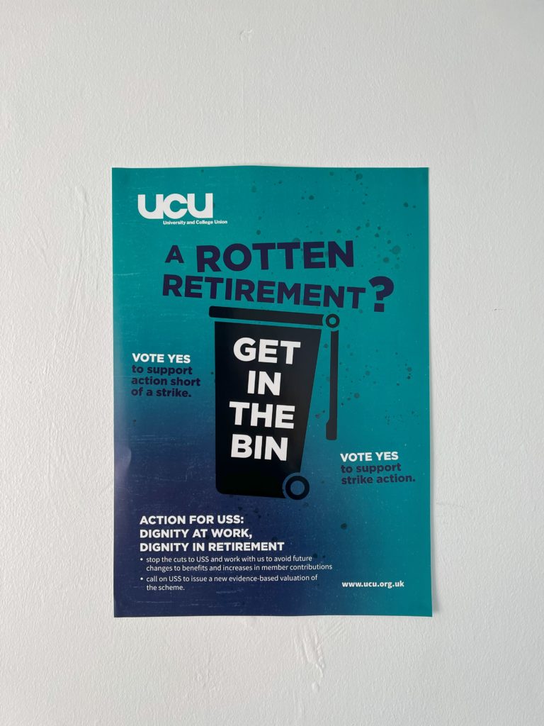 UCUによる張り紙。青緑のバックグラウンドの紙の中央には "A ROTTEN RITIREMENT?"というフレーズと黒いゴミ箱のイラストに白字で"GET IN THE BIN"と書かれている。